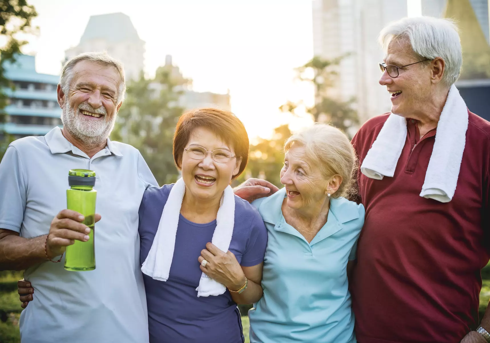 Seniors are having fun exercising together outdoor / Les seniors s'amusent en faisant de l'exercice ensemble en plein air