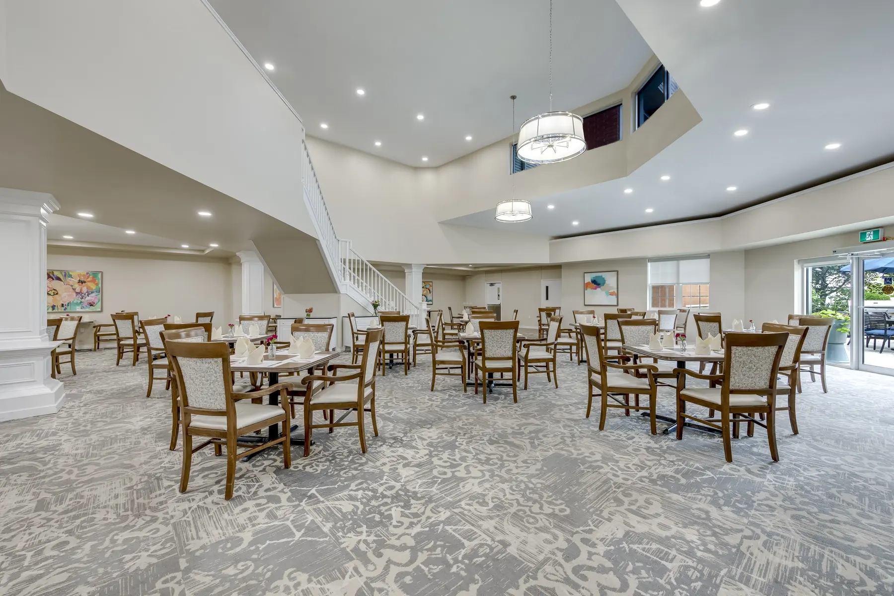 Spacious dining room with restaurant-style seating at Chartwell Welland / Grande salle à manger avec sièges de style restaurant à Chartwell Welland