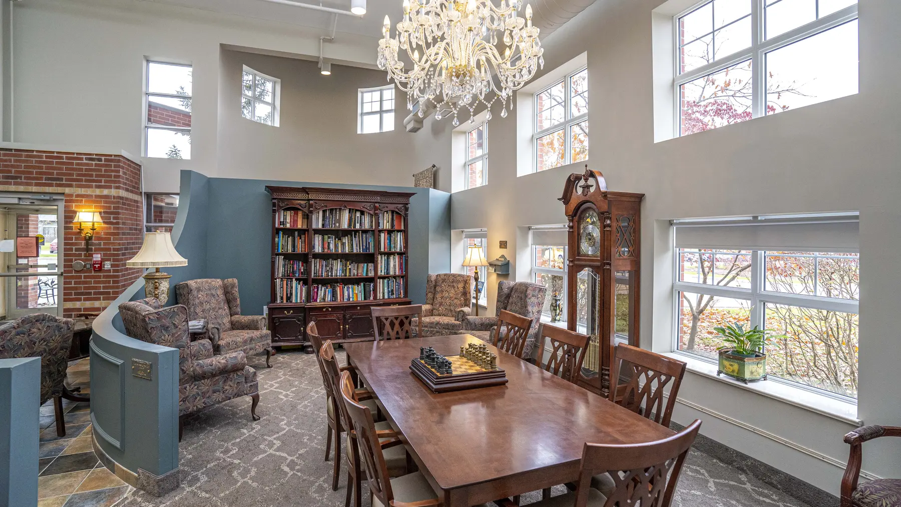 Lounge with bookshelves and sitting areas at Chartwell Longworth / Salon avec bibliothèques et coins salon à Chartwell Longworth