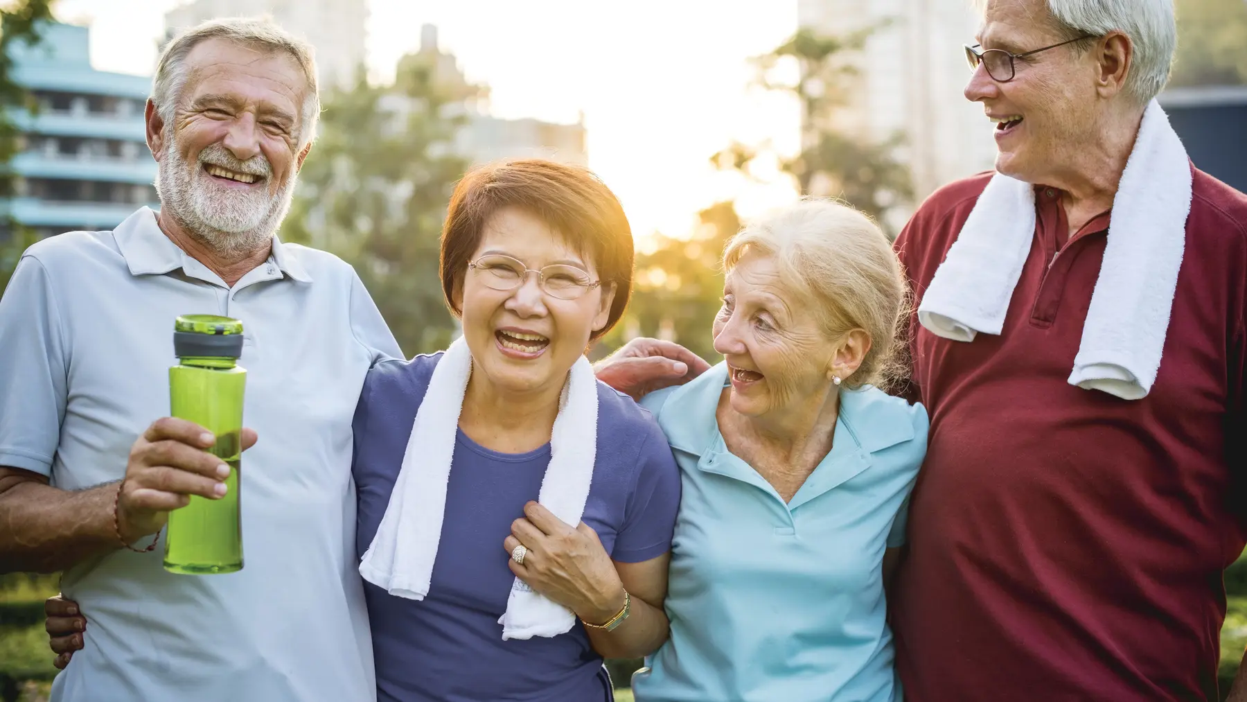 Seniors are having fun exercising together outdoor / Les seniors s'amusent en faisant de l'exercice ensemble en plein air