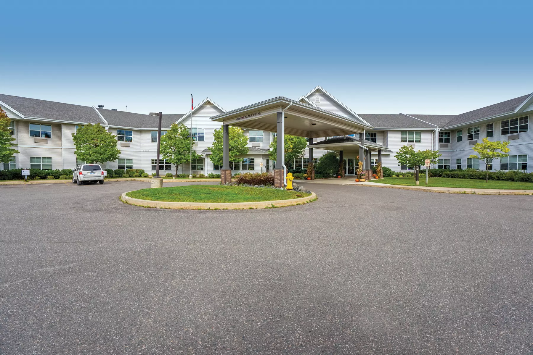 The main entrance of Chartwell Glacier Ridge Retirement Residence