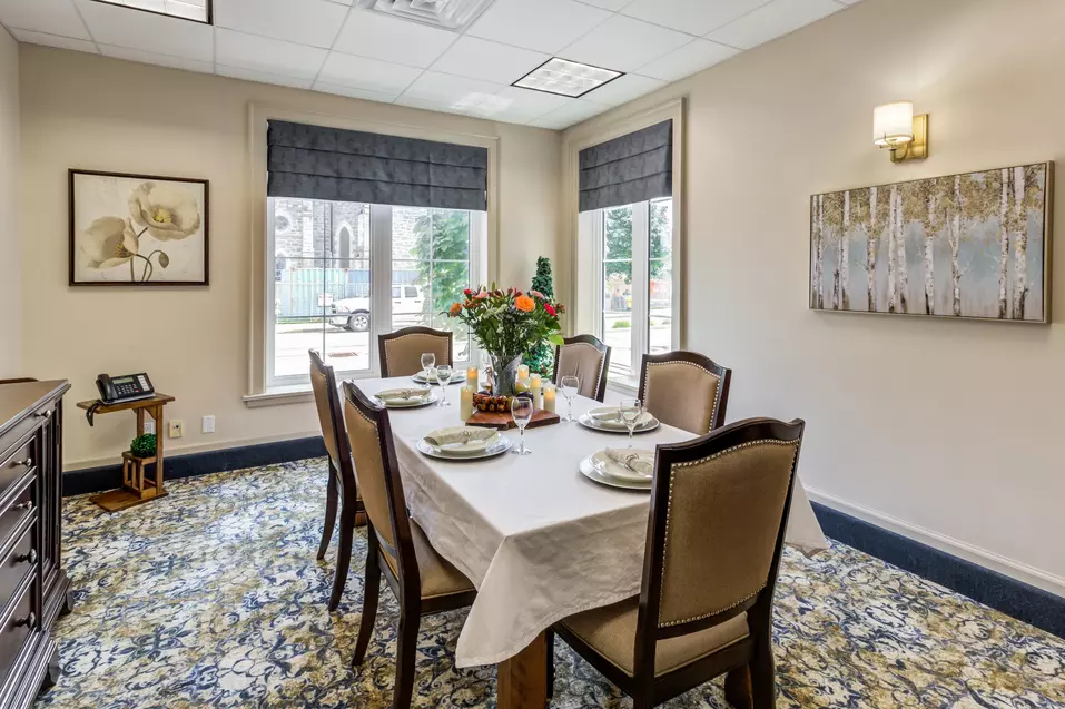 Chartwell Queen's Square Retirement Residence photo 6