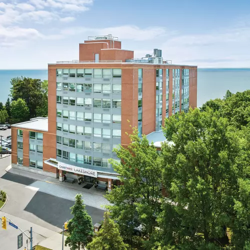 Exterior view of the main entrance of Chartwell Lakeshore