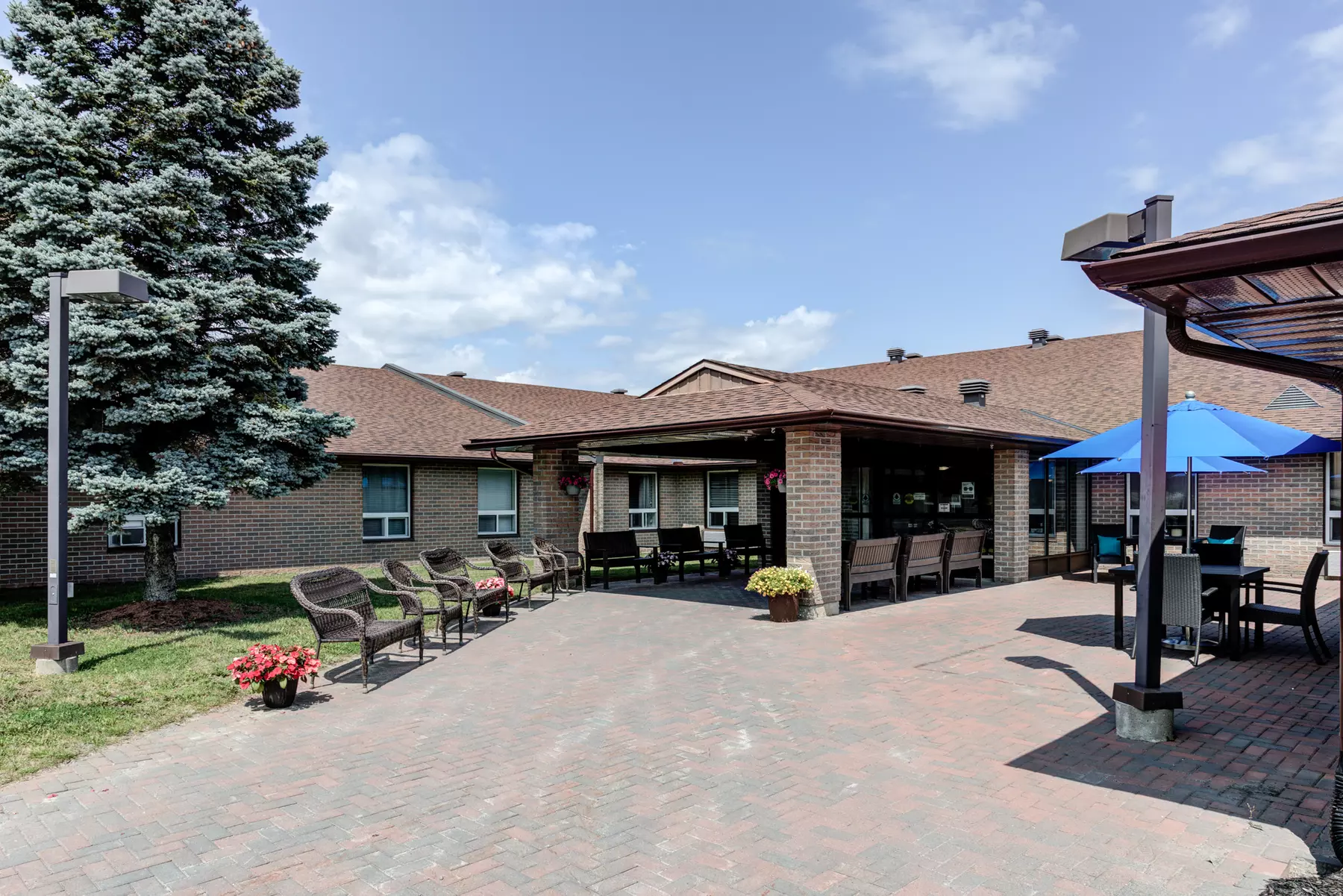 Main entrance of Chartwell Westmount on William Retirement Residence
